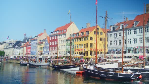丹麦哥本哈根Nyhavn的人们 咖啡店和色彩包围着 — 图库视频影像