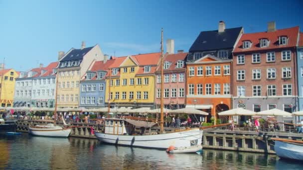 Pan Shot Van Nyhavn Kopenhagen Denemarken — Stockvideo