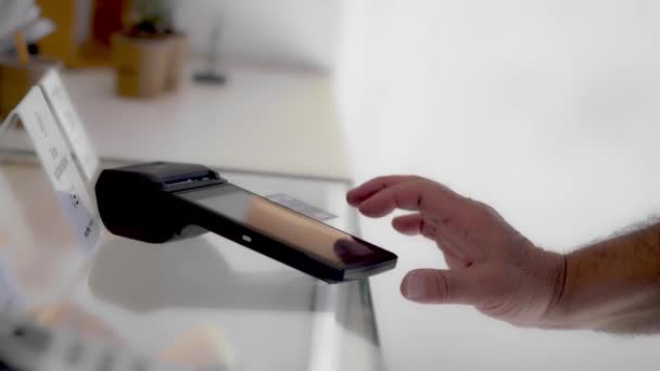 Oigenkännlig Kunds Händer Vidröra Skärmen Moderna Kreditkort Betalterminal Transaktion Ett — Stockvideo