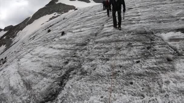 Bergsteigen Aufstieg Auf Einen Sehr Steilen Gletscher Mit Steigeisen Und — Stockvideo