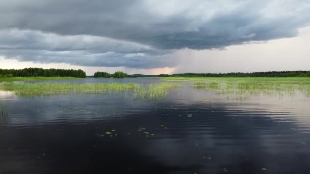 フィンランドのPieni Onkamo湖で雨の日に行われたドローンショット — ストック動画