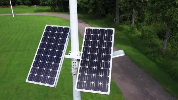 Zonnepaneel Energiebron Gemonteerd Openbare Buitenverlichting Paal — Stockvideo