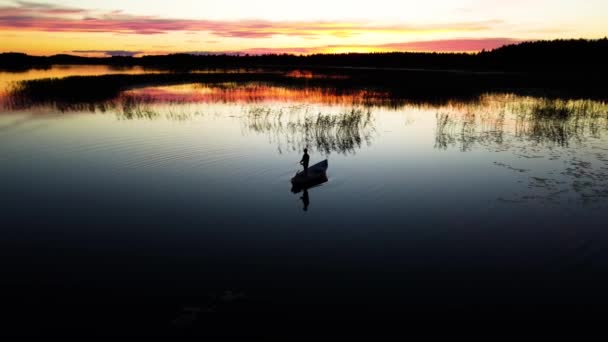 Výstřel Bezpilotního Letounu Jezera Pieni Onkamo Finsku Pomalý Oddalování Rybářem — Stock video