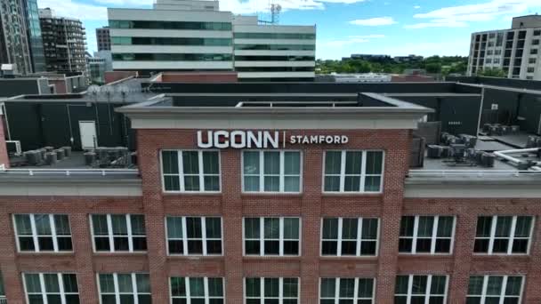 Uconn Stamford Universidad Connecticut Firmar Edificio Del Campus Universitario Revelación — Vídeo de stock