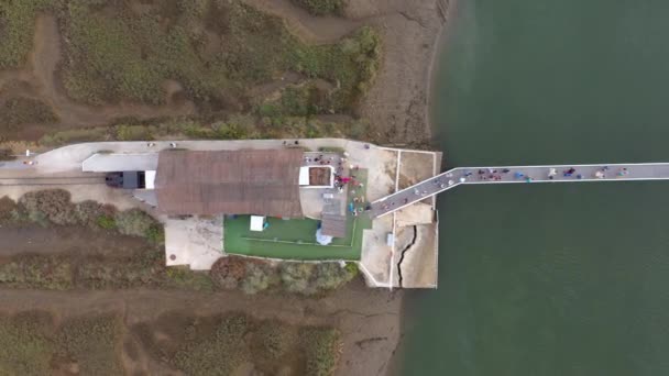 Légi Felvétel Trilho Barril Hídon Sétáló Emberekről Tavirában Portugáliában Felülről — Stock videók