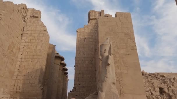 Pan Vänster Över Två Stående Farao Statyer Vid Karnak Temple — Stockvideo