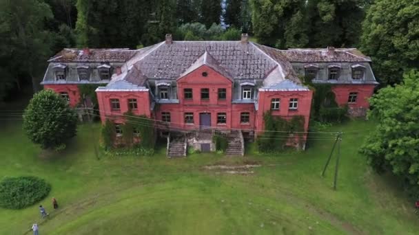 Katvari的老红砖庄园 空中飞走的景象 — 图库视频影像