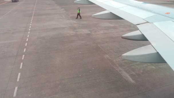 Aufnahme Aus Dem Flugzeugfenster Des Turmac Vor Dem Abflug Tag — Stockvideo