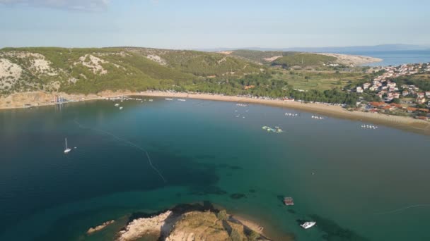 Imágenes Aéreas Playa Croacia Mar Adriático Pequeña Isla Frente Playa — Vídeos de Stock