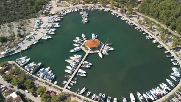 Luchtbeelden Met Drone Cirkelend Een Kleine Jachthaven — Stockvideo