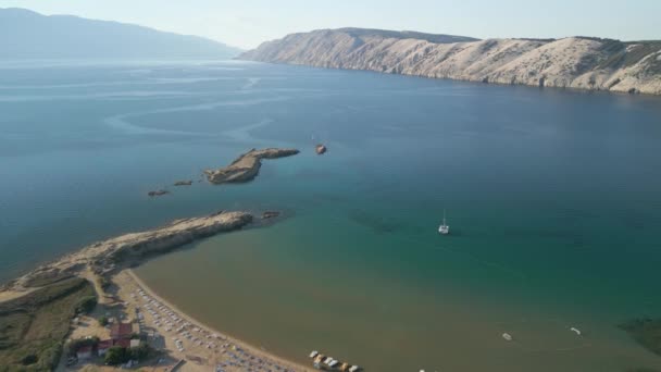 美しい砂と穏やかな海の上を優しく飛んでクロアチアのドローンと航空画像 — ストック動画