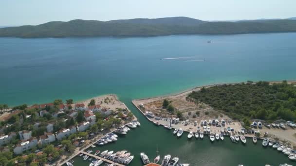 Latanie Nad Wybrzeżem Chorwacji — Wideo stockowe