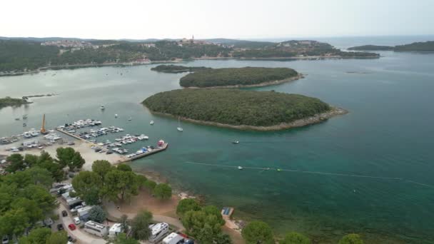 Повітряні Кадри Хорватії Через Пристань Невеликими Островами Задньому Плані — стокове відео