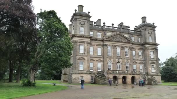 バンフ アバディーンシャー スコットランドの絵画や観光客のコレクションとダフハウスの建物 — ストック動画