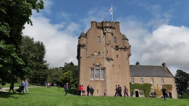 Crathes Castle Bom Tempo Ensolarado Com Turistas Visitantes — Vídeo de Stock