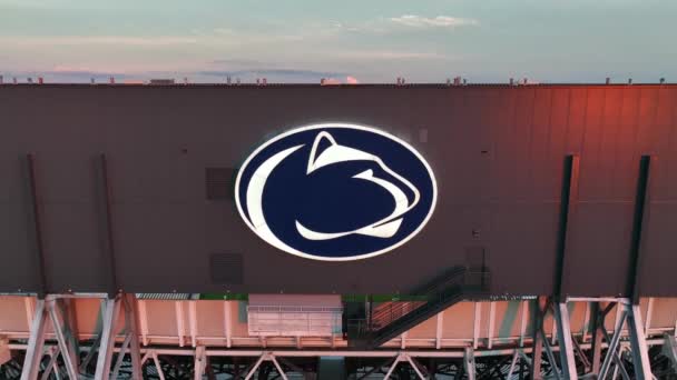 Rivelazione Riprese Aeree Beaver Stadium Giocatori Che Esercitano Serata Dietro — Video Stock