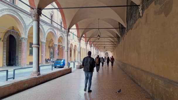 Universita Bologna Archway Com Turistas Estudantes — Vídeo de Stock