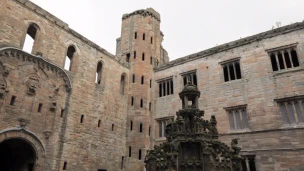 Koningsfontein Binnenplaats Linlithgow Palace Schotland Verenigd Koninkrijk Panning Shot — Stockvideo