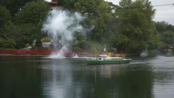 Quelques Explosions Fumées Cuirassés Combattant Peasholm Park Reconstitution Bataille Navale — Video