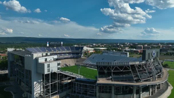 Beaver Stadium Buitenluchtzicht Blauwe Lucht Wolken Boven Penn State Voetbalveld — Stockvideo