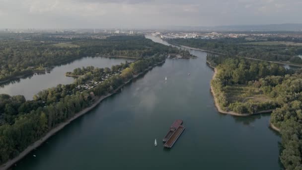 Aflopend Drone Schot Twee Lege Baggerbunkers Een Rivier Rijnland Palts — Stockvideo