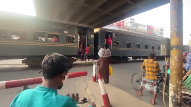 Zug Fährt Einem Bahnübergang Vorbei Während Rikschafahrer Und Menschen Anhalten — Stockvideo