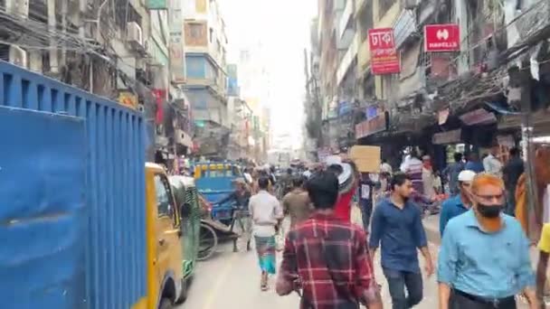 Ein Spaziergang Inmitten Eines Belebten Straßenmarktes Bangladesch Gewerbetreibende Kaufen Einer — Stockvideo