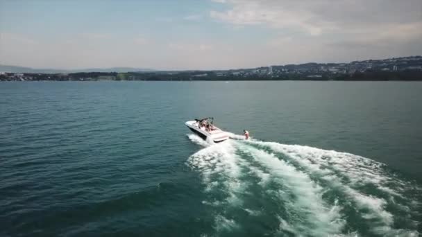 Vista Aérea Del Dron Barco Navegando Lago Ginebra Atleta Wakesurfing — Vídeos de Stock