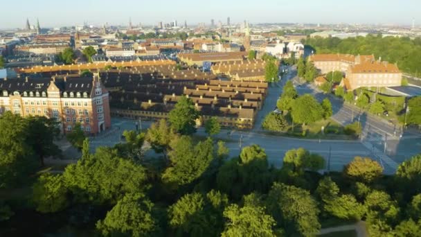 Drone Shot Nyboder Row Evlerini Ortaya Çıkardı Arkaplanda Kopenhag Spire — Stok video