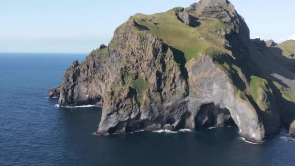 Потрясающий Скальный Обрыв Берегу Острова Вестманнейяр Антенна — стоковое видео