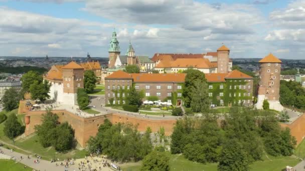 Professzionális Drone Shot Wawel Castle Krakkóban Lengyelországban Gyönyörű Nyári Napon — Stock videók