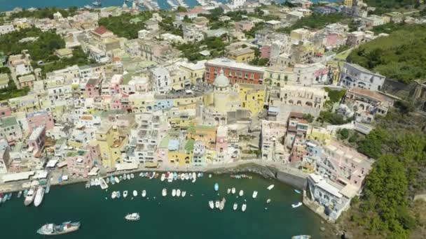 Aerial Pullback Enthüllt Das Unglaubliche Inselparadies Procida Italien Der Nähe — Stockvideo