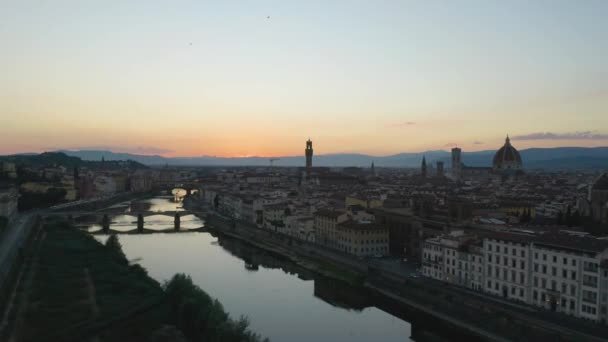 Drone Desciende Sobre Río Arno Florencia Italia Atardecer — Vídeo de stock