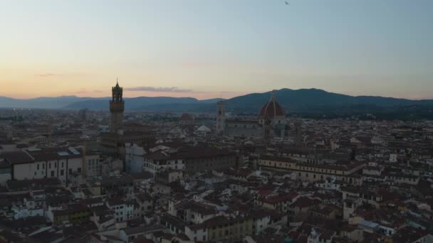 Drone Πετάει Πίσω Μακριά Από Την Florence Duomo Στο Dusk — Αρχείο Βίντεο