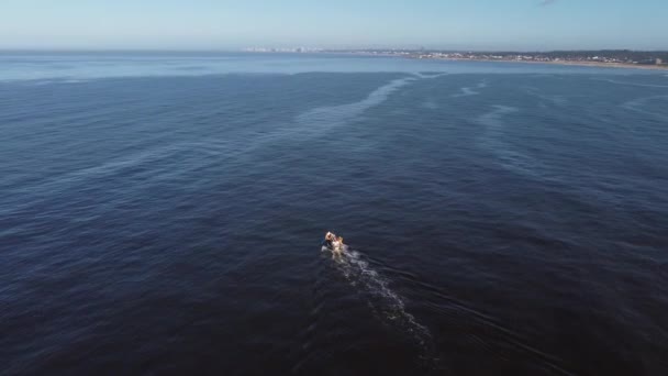 在乌拉圭蓝色海水中航行的渔船拍摄的4K号航拍高角无人驾驶镜头 — 图库视频影像