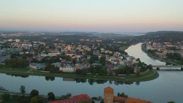 Fantastisk Antenn Pullback Avslöjar Wawel Royal Castle Vid Soluppgången — Stockvideo