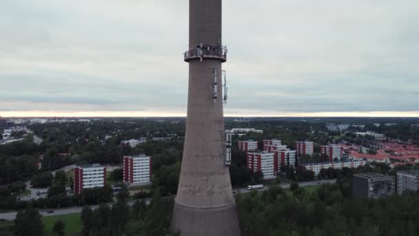 Stara Wieża Komórkowa Przedmieściach Drone Strzał Dołu Góry — Wideo stockowe