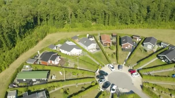 Pequenas Tiras Grama Verde Casas Construídas Intimamente Juntas Comunidade Circular — Vídeo de Stock
