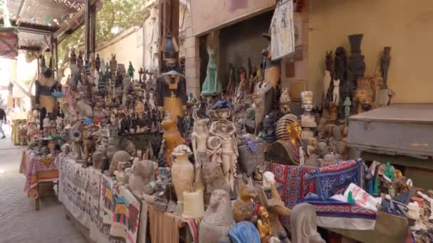 Zicht Marktkraam Gestapeld Met Beelden Van Egyptische Goden Farao Luxor — Stockvideo