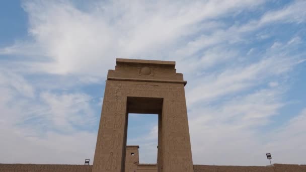 Beaux Hiéroglyphes Sculptés Sur Les Murs Les Colonnes Ruines Temple — Video