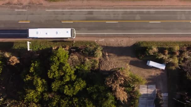 Flygfoto Uppifrån Och Ner Passagerare Som Lämnar Bussen Vid Busstationen — Stockvideo