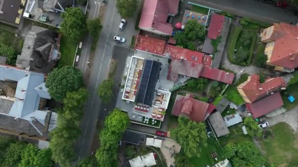Estonya Nın Parnu Kentindeki Güneş Panelleriyle Kaplı Çatıdaki Hava Görüntüsü — Stok video