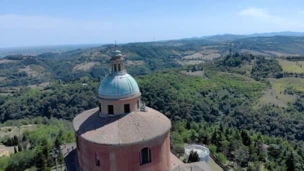 イタリアのボローニャの聖域 サントゥアリオ ルカの空中ワイドショット 山の景色 — ストック動画