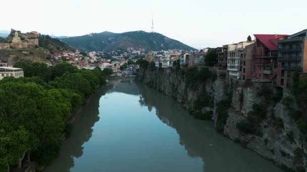 Voando Sobre Rio Mtkvari Com Metekhi Cliff Tbilisi Geórgia Antena — Vídeo de Stock
