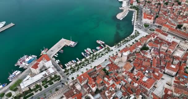 Görüntüler Hırvatistan Eski Split Kasabasının Üzerinde Uçuyor Binaları Limanları Tekneleri — Stok video