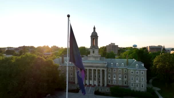 Penn State Old Main Psu Pensilvanya Bayrağı Akşam Güneşinde Dinleniyor — Stok video