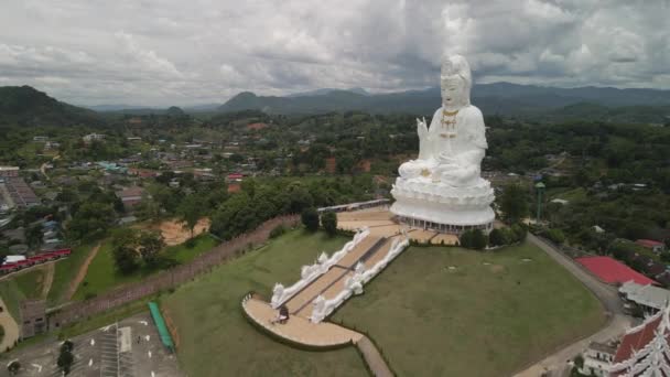 Aerial Dolly Girato Volando Verso Complesso Wat Huay Pla Kang — Video Stock