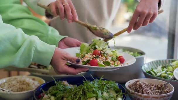 Färsk Vegansk Sallad Serveras Tallrik Till Gruppmåltid — Stockvideo