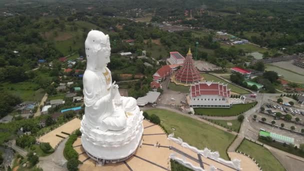 Arco Aéreo Rodando Alrededor Estatua Gigante Guanyin Chiang Rai Tailandia — Vídeos de Stock