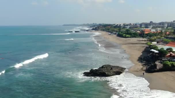 Canggu Beach Frothy White Waves Numerous Modest Cafs Surf Shops — Stock Video